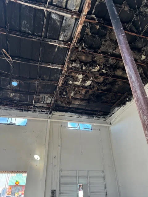 Fotografía de una inspección de propiedad para documentar condiciones pertinentes a la reclamación