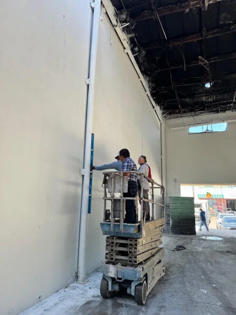 Fotografía de una inspección de propiedad para documentar condiciones pertinentes a la reclamación